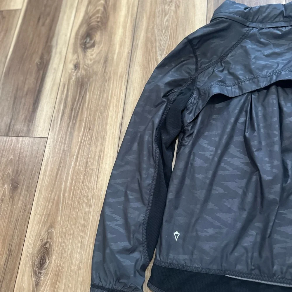 Ivivva girls speed ahead zip up Black Hooded Jacket size 14